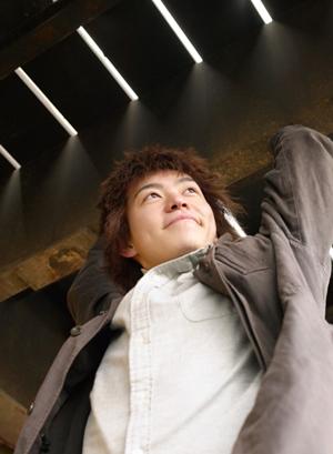 大人の女性が美しく着こなすドレス